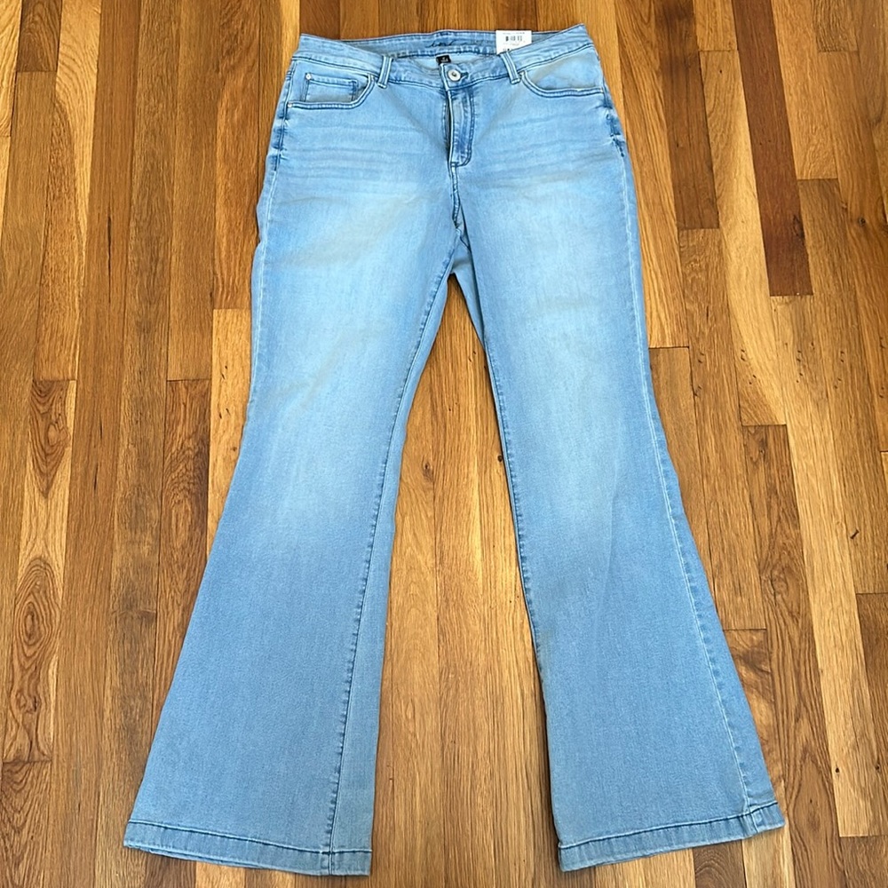 Inc Women’s size 12 flare leg Curvy Fit Jeans. Light blue. NWT AND NEVER WORN